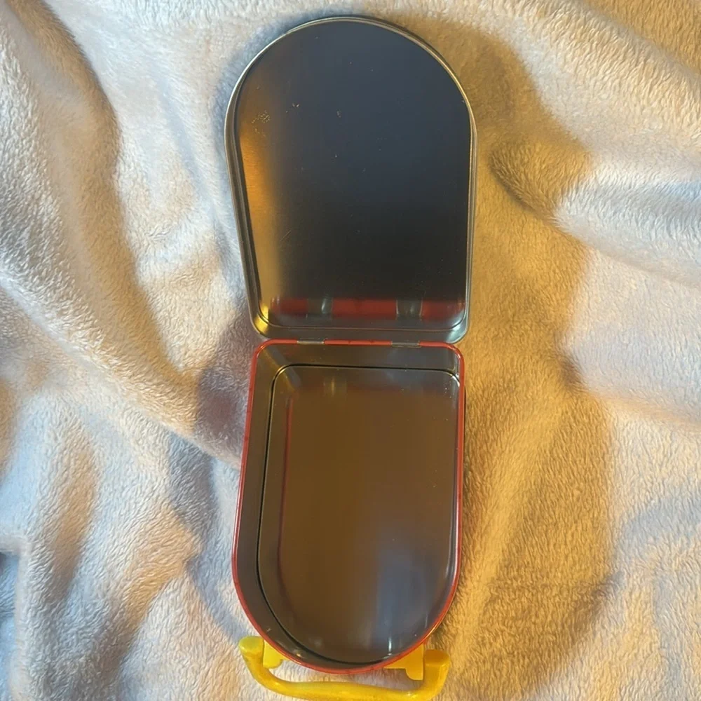 Wonder Woman Tin / new has handle and front opens see pics